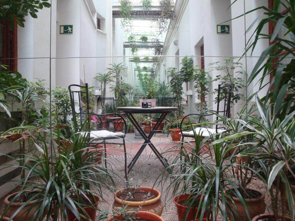 Hostal Puerta Carmona Севилья Экстерьер фото