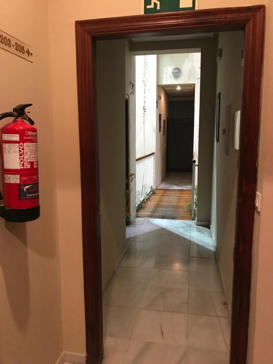 Hostal Puerta Carmona Севилья Экстерьер фото